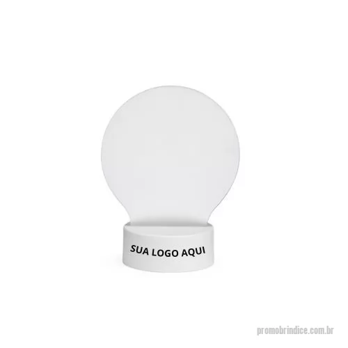 Luminária de Mesa personalizada - Ilumine a vida de seus clientes e colaboradores com nossa moderna Luminária Led de Mesa! Muito mais do que uma simples luminária, ela transforma qualquer ambiente, trazendo aconchego e um toque personalizado. Com sua tela acrílica 3D, é possível deixar mensagens inspiradoras, lembretes importantes ou desenhos criativos. Funciona de maneira simples, conectando-se via USB integrado à base plástica ou por meio de 3 pilhas AAA (1.5V) não inclusas. Acompanha uma caneta plástica com apagador integrado, tornando a experiência ainda mais interativa e funcional. Dimensões: 17,6 cm (altura) x 12,9 cm (largura) x 8,6 cm (profundidade).  Escolha um brinde que combina tecnologia, estilo e funcionalidade. Surpreenda com um presente que ilumina e encanta!