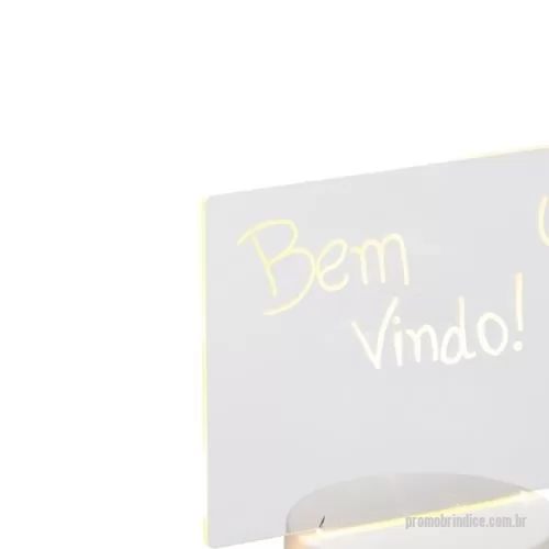 Luminária de Mesa personalizada - Deixe qualquer espaço mais aconchegante e repleto de recadinhos incríveis com a nossa Luminária de Mesa Led. Com sua tela acrílica 3D, é possível soltar a criatividade e deixar mensagens inspiradoras, lembretes importantes ou até desenhos fofos, tudo de um jeito prático e super divertido! Com um funcionamento super simples, ela se conecta com cabo via USB integrado à base plástica ou por meio de 3 pilhas AAA (1.5V) não inclusas. Além disso, acompanha uma caneta plástica com apagador integrado, tornando a experiência ainda mais interativa e funcional. Essa luminária é perfeita para iluminar o ambiente e deixar recadinhos incríveis do seu jeito!