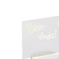 Deixe qualquer espaço mais aconchegante e repleto de recadinhos incríveis com a nossa Luminária de Mesa Led. Com sua tela acrílica 3D, é possível soltar a criatividade e deixar mensagens inspiradoras, lembretes importantes ou até desenhos fofos, tudo de um jeito prático e super divertido! Com um funcionamento super simples, ela se conecta com cabo via USB integrado à base plástica ou por meio de 3 pilhas AAA (1.5V) não inclusas. Além disso, acompanha uma caneta plástica com apagador integrado, tornando a experiência ainda mais interativa e funcional. Essa luminária é perfeita para iluminar o ambiente e deixar recadinhos incríveis do seu jeito!