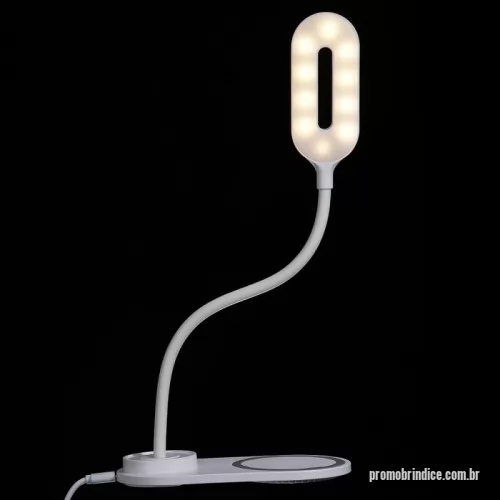 Luminária personalizada -  Luminária plástica articulável com 10 leds e funcionamento touch, contém área na base para o carregamento de indução em celulares. Contém 3 estágios de iluminação: luz quente intensa (amarela), luz fria (branca) e luz suave de baixa intensidade (amarela). Parte inferior da base com frestas para dissipação de calor e borrachas antideslizantes, acompanha cabo USB. Obs.: o produto não possui bateria interna, seu funcionamento é exclusivamente conectado à uma fonte de energia.