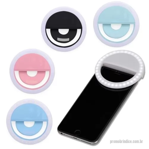 Luminária personalizada - Anel de iluminação para celular, utilizado para fotos em formato selfie. Ring light plástico no formato presilha para encaixe, possui três estágios de iluminação acionados pelo botão superior. Acompanha cabo USB para carregamento. IMPORTANTE: As imagens exibidas neste site são ilustrativas e podem apresentar variações de tonalidade e intensidade em relação ao produto real.