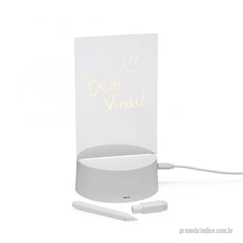 Luminária personalizada - Luminária com lousa produzida em acrílico. Sua base possui antiderrapante em EVA e o seu é funcionamento via USB, além disso possui caneta com tampa apagadorae pano para auxiliar na limpeza.