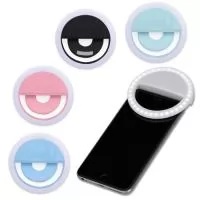 Anel de iluminação para celular, utilizado para fotos em formato selfie. Ring light plástico no formato presilha para encaixe, possui três estágios de iluminação acionados pelo botão superior. Acompanha cabo USB para carregamento. IMPORTANTE: As imagens exibidas neste site são ilustrativas e podem apresentar variações de tonalidade e intensidade em relação ao produto real.