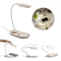 Luminária de mesa em fibra de palha de trigo e ABS com carregador wireless super-rápido. A haste é flexível para ajustar a direção da luz e contém 20 LEDs que permitem uma iluminação até 3 níveis de intensidade. No topo da luminária encontra-se um bo