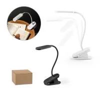 Luminária de mesa portátil em ABS 65% reciclado com 140 lumen e clip para segurar às superfícies. A base é antiderrapante e o tubo é maleável em 360º que permite ajustar com facilidade a direção da luz. Tem uma bateria incorporada de lítio de 1200 mA