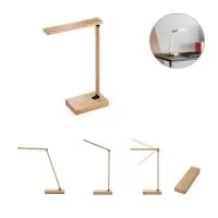 Luminária de mesa dobrável em bambu com carregador por indução (wireless), com 16 LEDS brancos e 9 amarelos. O carregador sem fios é de carregamento super-rápido, tendo uma potência máxima de 15W. Incluso cabo de carregamento USB-C de 1 metro. Fornecido em caixa presente de papel kraft reciclado. A cor e o resultado da impressão nos materiais naturais pode variar entre produtos.