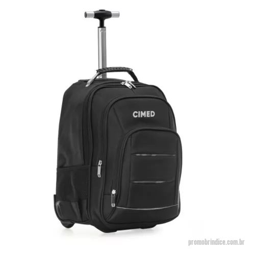 Mala de Bordo personalizada - Mochila de carrinho 42 litros com padrão para bagagem de mão, conforme especificações IATA (Associação Internacional de Transportes Aéreos). Confeccionada em nylon, contém alça de mão com pegador emborrachado com cabo de aço interno para garantir maior resistência, puxador retrátil com regulagem e botão acionador, alças para as costas escondidas no compartimento traseiro com zíper, compartimento mediano com divisórias para documentos e canetas, compartimento frontal pequeno e bolsos laterais em malha. O compartimento principal possui bolso para notebook até 13.3 polegadas e forro com zíper. Possui duas rodinhas e freio em plástico, além de um sistema velcro para junção do compartimento das alças com a parte inferior, tampando as rodinhas enquanto transporta a mochila nas costas. Altura :  52 cm Largura :  34,5 cm Profundidade :  27 cm
