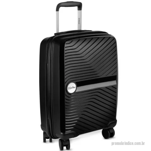 Mala de Bordo personalizada - Mala de bordo fabricada em plástico PP, oferecendo resistência e durabilidade. Possui cadeado do tipo TSA para maior segurança durante viagens. Conta com entrada USB e tipo C, facilitando o carregamento de smartphones. Dispõe de abertura frontal com zíper, proporcionando acesso prático ao interior. O forro interno é confeccionado em poliéster. Equipada com sistema de carrinho em aço, alça de mão lateral e superior para melhor manuseio. Apresenta quatro rodas com rotação de trezentos e sessenta graus, garantindo mobilidade eficiente. Acompanha plaquinha de metal sem personalização com encaixe na mala, já perfurada para aplicação.