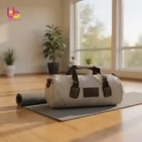 MALA REDONDA 52X26X24  EM NYLON MESCLA  FORRADA  COM NYLON 240 COM ZIPER 8   NA ABERTURA PRINCIPAL E  1 BOLSOS SUPERIOR ,  ALÇA DE OMBRO E MAO  EM FITA DE NYLON 40MM,  3 BOLSOS INTERNOS EM TELA  COM ACABAMENTO INTERNO  EM GORGORAO BONEON