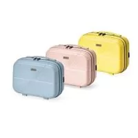 Frasqueira Plástica – com Placa para Personalização  Descrição: Frasqueira de viagem produzida em plástico rígido, com capacidade para até 10 litros, ideal para itens pessoais, cosméticos e acessórios. Seu interior é dividido em três compartimentos, incluindo bolso em tela de nylon com fechamento em zíper, garantindo melhor organização.  Conta com quatro apoios reforçados na base para maior estabilidade, alça de mão resistente e elástico traseiro para encaixe seguro em malas maiores, oferecendo praticidade durante o transporte.  Acompanha placa em metal para gravação personalizada, ideal para identificar ou personalizar o brinde.  Especificações:  Altura: 25 cm  Largura: 33 cm  Profundidade: 15 cm  Medidas para gravação (CxL): 1 cm × 4 cm  Peso aproximado: 759 g