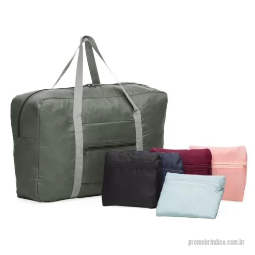 Mala de viagem dobrável personalizada -  Bolsa de viagem dobrável confeccionada em poliéster e alça para mãos em nylon. Possui bolso principal na parte superior, bolso frontal também utilizado como um estojo para armazenamento do próprio produto e com área para encaixe em malas com puxador. Para guardar a bolsa dentro do estojo, posicione o bolso frontal para baixo, dobre a parte superior e inferior de modo que fique apenas o formato do bolso, faça o mesmo procedimento com as laterais para obter o formato quadrangular por completo. Com o lado do bolso virado para cima, posicione os dedos na parte interna superior e vire como se fosse deixá-lo do avesso, faça o mesmo procedimento com a parte inferior do bolso.