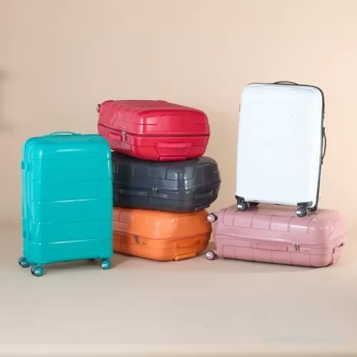 Mala de viagem personalizada -  Mala de viagem 95 litros em plástico (casca dura), contém cadeado numérico TSA. Compartimentos com bolso telado e cinta compressora para roupas. A mala possui duas alças de mão, puxador retrátil com regulagem de tamanho, quatro rodinhas 360º e apoios laterais. Acompanha placa para personalização.