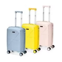 Mala de Viagem 30 Litros – com Placa para Personalização  Descrição: Mala de viagem produzida em plástico resistente, com capacidade máxima de 30 litros, ideal para viagens curtas e uso diário. Seu interior conta com divisória, bolso em tela, e compartimento adicional com cinta compressora, oferecendo excelente organização interna.  Possui alça de mão, rodinhas com giro 360°, puxador com ajuste de nível e cadeado numérico padrão TSA, garantindo praticidade, conforto e segurança durante o transporte.  Acompanha placa em metal para personalização, ideal para gravações personalizadas.  Especificações:  Altura: 54 cm  Largura: 33 cm  Profundidade: 23,5 cm  Comprimento da alça: 47 cm  Medidas para gravação (CxL): 1,5 cm × 4 cm  Peso aproximado: 2607 g