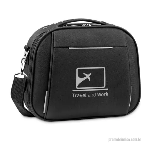 Mala personalizada - Mala de cosméticos em 600D e EVA com fecho duplo. Compartimento frontal semi-rígido e interior forrado com 2 bolsos. A mala tem uma banda para transporte em trolley de viagem e alça ajustável em webbing.