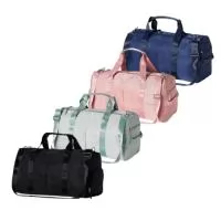 Bolsa esportiva de 35 litros confeccionada em poliéster resistente à água. Contém cinco compartimentos, sendo dois deles especiais: compartimento exclusivo para tênis e um compartimento exclusivo para roupas molhadas. A bolsa possui alças de mãos, alça lateral, alça de ombro removível com regulagem e acesso para encaixar malas de viagem.