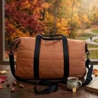 Mala em puffer com fechamento em zíper, acabamento interno em viés borneon, alças de mão em fita e alça de ombro regulável em fita chique com mosquetões, permitindo colocar e retirar a alça conforme a necessidade. Modelo leve, moderno e estruturado, ideal para viagens academia, eventos e uso corporativo personalizado.  Medidas: Comprimento: 33cm Altura: 42cm Largura: 18cm
