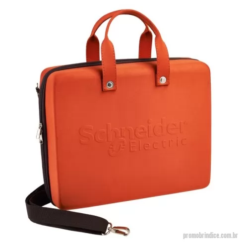 Maleta personalizada - Maleta Expositora com Berço para Acomodar Espelhos de Tomadas - Schneider Eletric Pasta em EVA termomoldado com berço exclusivo para acomodar linha de produtos da Schneider Electric. O projeto foi executado sobre a plataforma da maleta modelo m-215, nele criamos um berço em EVA com rebaixo para acomodar e proteger a linha de espelhos para tomadas da empresa. O projeto ainda consiste em uma pala estampada interna que valoriza ainda mais o mostruário do cliente.  A Rampazzo atua com uma excelente linha de embalagens que podem ser configuradas de acordo com a sua necessidade.  Pastas e maletas para mostruário exclusivas!
