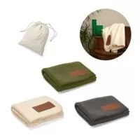 Manta em tecido polar produzida em 100% poliéster reciclado (rPET), proporcionando conforto, maciez e excelente acabamento. Acompanha saco em tecido reciclado para armazenamento e transporte, tornando o produto ainda mais prático e sustentável.  Possui área ideal para personalização, sendo uma excelente opção para brindes corporativos ecológicos, ações promocionais, kits premium, eventos, viagens e campanhas de inverno com alta percepção de valor.  Material: Tecido polar 100% poliéster reciclado (rPET) e saco em tecido reciclado.
