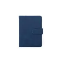 Porta-passaporte com tecnologia RFID. Couro sintético, quatro compartimentos para cartões, três bolsos, dois espaços para SIM, fechamento imantado.