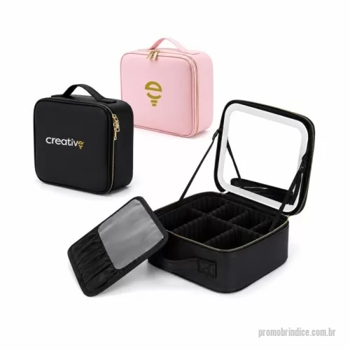 Maquiagem personalizado - Maleta confeccionada em couro sintético com estrutura rígida, projetada para organização de cosméticos e acessórios pessoais. Possui espelho embutido e sistema de iluminação por LED, permitindo visibilidade em ambientes com pouca luz. O interior conta com divisórias ajustáveis, possibilitando adaptação do espaço conforme o tamanho e formato dos itens armazenados. O acabamento interno oferece proteção adicional e estabilidade no transporte, mantendo os objetos organizados e acessíveis.