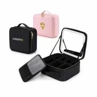 Maleta confeccionada em couro sintético com estrutura rígida, projetada para organização de cosméticos e acessórios pessoais. Possui espelho embutido e sistema de iluminação por LED, permitindo visibilidade em ambientes com pouca luz. O interior conta com divisórias ajustáveis, possibilitando adaptação do espaço conforme o tamanho e formato dos itens armazenados. O acabamento interno oferece proteção adicional e estabilidade no transporte, mantendo os objetos organizados e acessíveis.