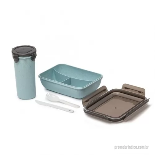 Marmita personalizada - Kit com copo salada de 500ml e marmita hermética de 1L com divisórias, garfo e faca feitos em fibra de bambu. A combinação ideal para as refeições do dia a dia. Feitos em PP atóxico e livres de BPA, são totalmente seguros para alimentos. Ambos são equipados com travas de segurança e supervedação, permitindo que leve-os para qualquer lugar sem riscos de vazamentos. O copo possui escala de medição até 500 ml e sua tampa ainda serve como porta copo, enquanto a marmita contém três divisórias internas que mantêm os sabores separados e controlam as porções, facilitando a montagem de uma dieta equilibrada.