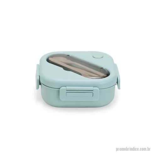 Marmita personalizada - Marmita hermética do tipo Bentô de 1,2 litros de capacidade, com 3 divisórias e 3 talheres. Feita em PP atóxico e livre de BPA, é completamente segura para armazenar alimentos. A tampa possui travas de segurança, supervedação, silicone com respiro e alças que facilitam o transporte. Os talheres podem ser guardados em um compartimento separado com tampa transparente, garantindo praticidade durante as refeições. Além disso, as três divisórias internas mantêm os alimentos separados, preservando o sabor de cada um. Uma escolha inteligente para uma vida prática e saudável. Cores Disponíveis: Azul Ciano, Bege, Rosa Claro e Verde Claro.