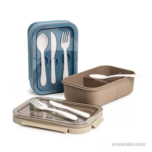 Marmita personalizada -  Ideal para refeições práticas e bem organizadas, essa marmita de 1L feita em polipropileno atóxico, livre de BPA, possui uma tampa hermética que evita vazamentos e mantém a frescura dos alimentos. Suas 3 divisórias internas, permitem a separação de cada item sem misturar os sabores. Na parte superior da tampa, um compartimento com visor plástico transparente guarda os talheres — garfo, faca e colher — para acesso rápido e prático. A escolha perfeita para quem valoriza praticidade e organização na hora das refeições!