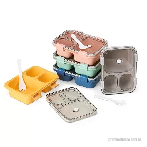 Marmita personalizada - Marmita hermética de 800ml com divisórias e garfo, a solução ideal para as refeições do dia a dia. Feita em PP atóxico e livre de BPA, ela é totalmente segura para alimentos. Equipada com travas de segurança e vedação eficaz, leve-a para qualquer lugar sem riscos de vazamentos. Suas três divisórias internas mantém os sabores separados e controlam as porções, facilitando a montagem de uma dieta equilibrada.