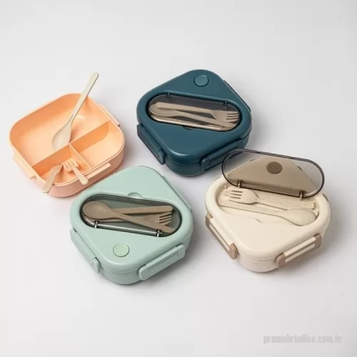 Marmita personalizada - Marmita hermética do tipo Bentô de 1,2 litros de capacidade, com 3 divisórias e 3 talheres. Feita em PP atóxico e livre de BPA, é completamente segura para armazenar alimentos. A tampa possui travas de segurança, supervedação, silicone com respiro e alças que facilitam o transporte. Os talheres podem ser guardados em um compartimento separado com tampa transparente, garantindo praticidade durante as refeições. Além disso, as três divisórias internas mantêm os alimentos separados, preservando o sabor de cada um. Uma escolha inteligente para uma vida prática e saudável.