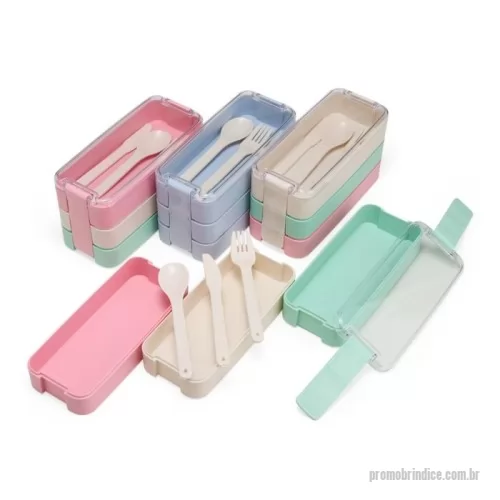 Marmita personalizada - Marmita com 3 andares? Temos! Com 900ml de capacidade e 3 divisórias, esta marmita oferece espaço de sobra para organizar alimentos e ainda os mantém separados, preservando o sabor de cada um deles. Sua tampa hermética garante que os alimentos permaneçam frescos por mais tempo e evita vazamentos indesejados, permitindo um transporte mais seguro. Acompanha garfo, faca e colher.
