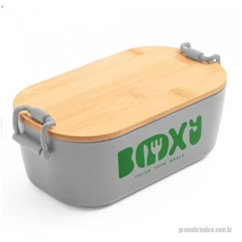Marmita personalizada - Caixa hermética em PP com tampa em bambu e fivelas laterais de segurança. Apta para máquina de lavar loiça e micro-ondas, sendo necessário retirar a tampa. Capacidade até 1 L. A cor e o resultado da impressão nos materiais naturais pode variar entre produtos. Certificação EU Food Grade. 200 x 107 x 70 mm