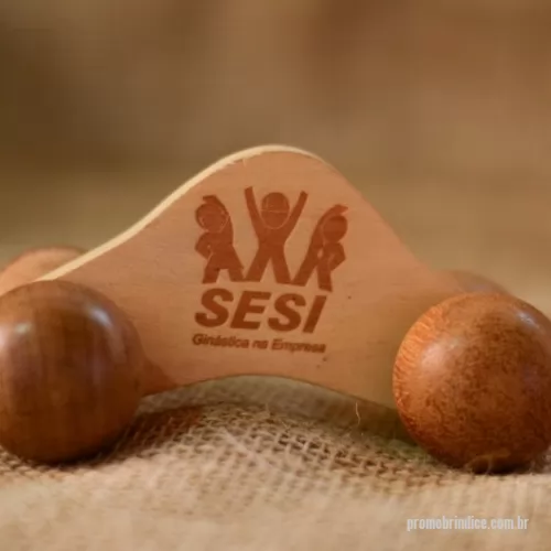 Massageador de madeira ecológica personalizado - O Massageador de Madeira Bumerang (para todo o corpo) é feito com sobras de madeira, porém, em larga quantidade podendo atender pedidos de até 10.000 unidades em até 15 dias...