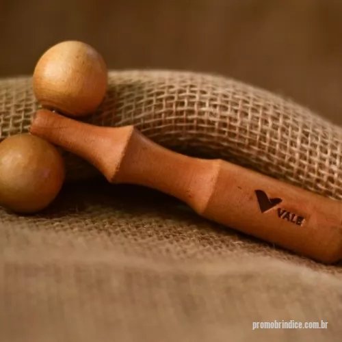 Massageador de madeira ecológica personalizado - Massageador de madeira ecológica Personalizado 045 com sua logomarca. 20 anos ajudando a cotar Brindes Promocionais com várias empresas num único clique. O Massageador de Madeira Roler Mini pode ser utilizado com todos os óleos de massagem (minerais e vegetais), ele ajuda no alivio do estresse e no relaxamento corporal - Medidas: 12,0cm x 6,0cm x 2,3cm O Massageador de Madeira Roler Mini pode ser utilizado com todos os óleos de massagem (minerais e vegetais), ele ajuda no alivio do estresse e no relaxamento corporal - Medidas: 12,0cm x 6,0cm x 2,3cm Massageador de madeira ecológica Personalizado, 48924, Amor Perfeito Massageadores. Clique e Cote no Portal PromoBríndice!