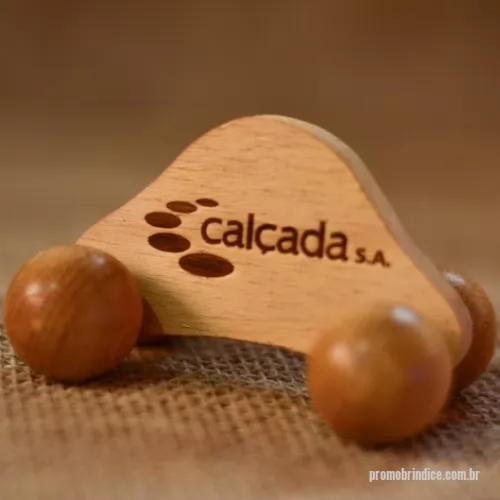 Massageador de madeira ecológica personalizado - Massageador de madeira ecológica Personalizado 045 com sua logomarca. 20 anos ajudando a cotar Brindes Promocionais com várias empresas num único clique. O Massageador de Madeira Bumerang Mini pode ser utilizado na montagem de Kit contendo outros acessórios, ele ajuda no alivio do estresse e no relaxamento corporal - Medidas: 9,0cm x 6,0cm x 5,5cm O Massageador de Madeira Bumerang Mini pode ser utilizado na montagem de Kit contendo outros acessórios, ele ajuda no alivio do estresse e no relaxamento corporal - Medidas: 9,0cm x 6,0cm x 5,5cm Massageador de madeira ecológica Personalizado, 48938, Amor Perfeito Massageadores. Clique e Cote no Portal PromoBríndice!