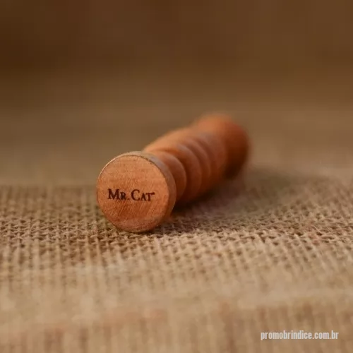 Massageador de madeira ecológica personalizado - Massageador de madeira ecológica Personalizado 007 com sua logomarca. 20 anos ajudando a cotar Brindes Promocionais com várias empresas num único clique. O Massageador de Madeira Mod. Pé Mini é utilizado para as mãos e peito dos pés. É um excelente acompanhante dos Hidratantes para as mãos, e além disto, ajuda no combate ao estresse - Suas Medidas são: 8,5cm x 2,3cm x 2,3cmO Massageador de Madeira Mod. Pé Mini é utilizado para as mãos e peito dos pés. É um excelente acompanhante dos Hidratantes para as mãos, e além disto, ajuda no combate ao estresse - Suas Medidas são: 8,5cm x 2,3cm x 2,3cmMassageador de madeira ecológica Personalizado, 48952, Amor Perfeito Massageadores. Clique e Cote no Portal PromoBríndice!