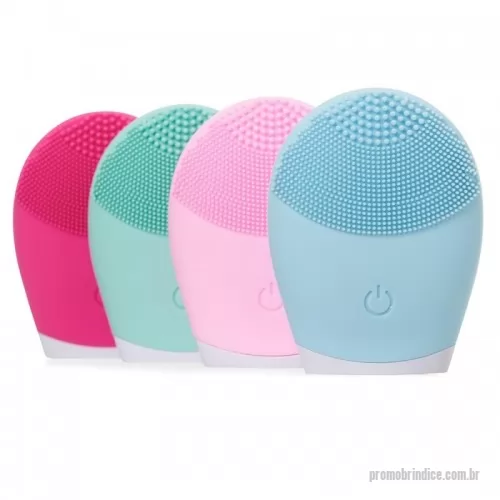 Massageador personalizado - Massageador facial produzido em silicone à prova d’água, a escova possui três tamanhos de cerdas que limpam e massageiam a face. Sua parte frontal possui um botão de acionamento para alternar entre os 3 modos de intensidade. A limpeza da face através do uso do produto, limpa profundamente os poros melhorando vários aspectos da pele, aumentando o fluxo sanguíneo, prevenindo contra rugas e outras impurezas na pele. Produto com funcionamento a pilha AAA