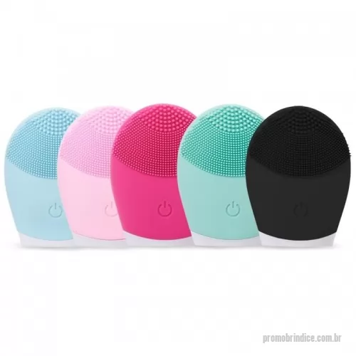 Massageador personalizado - Massageador facial produzido em silicone à prova d’água, a escova possui três tamanhos de cerdas que limpam e massageiam a face. Sua parte frontal possui um botão de acionamento para alternar entre os 3 modos de intensidade. A limpeza da face através do uso do produto, limpa profundamente os poros melhorando vários aspectos da pele, aumentando o fluxo sanguíneo, prevenindo contra rugas e outras impurezas na pele. Produto com funcionamento a pilha AAA (não inclusa).