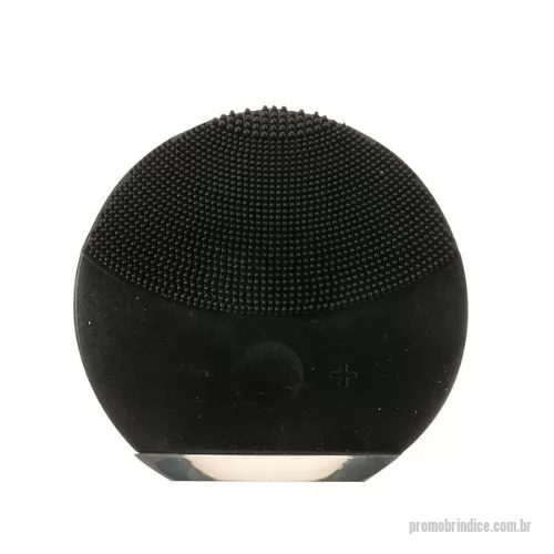 Massageador personalizado -  Massageador facial produzido em silicone resistente a água, a escova possui cerdas macias que limpam e massageiam a face. Sua parte frontal possui um botão de acionamento, além de dois botões para alteração entre os 6 modos de intensidade. A limpeza da face através do uso do produto, limpa profundamente os poros melhorando vários aspectos da pele, aumentando o fluxo sanguíneo, prevenindo contra rugas e outras impurezas na pele. O produto possui bateria recarregável com Voltagem de 3.7V e Potência de 0.25W. Acompanha cabo USB.