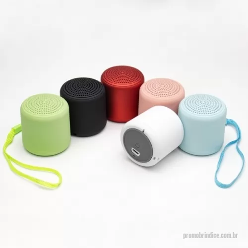 Minicaixa de som personalizada - Caixa de som bluetooth com conectividade TWS, material plástico. A tecnologia TWS sincroniza duas caixas de som em uma só, aumentando a potência sonora. Contém microfone embutido para atendimento de chamadas telefônicas. Base de silicone antiderrapante. Acompanha cordão de nylon e cabo USB-V8.