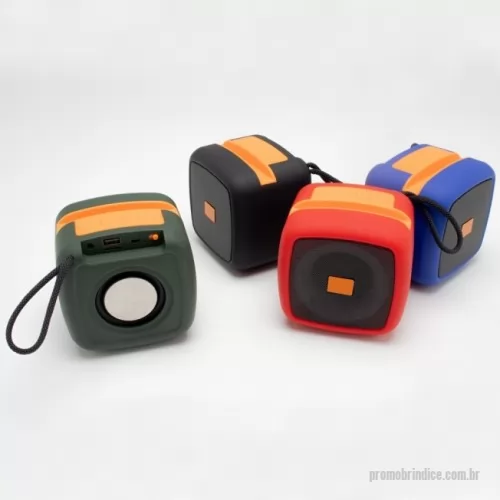 Minicaixa de som personalizada - Caixa de som multimídia com conectividade TWS, luzes RGB e suporte para celular. Material plástico com base antiderrapante. Operante nos modos bluetooth, rádio FM, auxiliar P2, pen drive e cartão TF (MicroSD). A tecnologia TWS sincroniza duas caixas de som em uma só, aumentando a potência sonora. Acompanha cordão de nylon e cabo USB-V8.