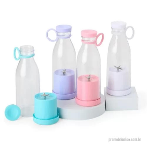 Misturador Mixer personalizado - Descrição: Mini liquidificador portátil com capacidade de 380ml. Contém tampa rosqueável plástica com alça emborrachada para transporte, ventoinha inox 6 lâminas e base plástica com borrachas antiderrapantes. Acompanha cabo USB. Obs. (Para o funcionamento do produto a quantidade total de frutas/água adicionadas não deve exceder 300ml).  Altura :  20,5 cm  Largura :  7,8 cm  Circunferência :  24,7 cm  Medidas aproximadas para gravação (CxL):  11,5 cm x 4 cm  Peso aproximado (g):  259