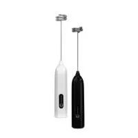 Misturador recarregável multiuso. Possui corpo em plástico ABS, painel frontal com botão de acionamento e indicadores em LED, além de batedor removível em inox 304. Acompanha cabo USB-C para carregamento.