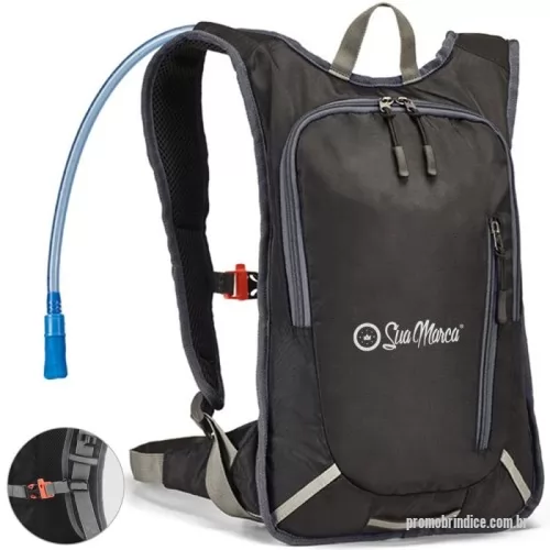 Mochila com cantil personalizada - Mochila esportiva personalizada confeccionada em material resistente com compartimento principal forrado e bolso frontal com fechamento em zíper. Possui painel frontal com detalhes refletores para maior segurança. A parte posterior e as alças são acolchoadas, proporcionando mais conforto durante o uso. Conta também com uma alça ajustável na parte traseira, permitindo um encaixe firme ao corpo para facilitar o transporte, especialmente em atividades em movimento. Inclui reservatório de água com capacidade de até dois litros e canudo para hidratação prática.