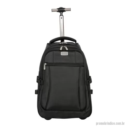 Mochila com carrinho personalizada - Mochila de carrinho confeccionada em nylon, contém puxador retrátil de alumínio com botão acionador, alça de mão com revestimento espumado, alças para as costas reguláveis com revestimento espumado e fivelas para regulagem peitoral, fivelas laterais para compressão, rodinhas e freios em pvc. Compartimento principal com porta notebook (até 14 polegadas), suporte USB com cabo acoplado para saída externa, fita compressora para vestuário, fechos laterais internos com velcro e fundo com placa de pvc; compartimento traseiro para retenção das alças de costas com “liga” de velcro e “capas” embutidas para as rodinhas; compartimento mediado com divisória em tela; compartimento frontal e bolsos laterais de malha. Acompanha plaquinha metálica imantada.