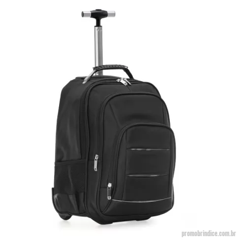 Mochila com carrinho personalizada - Mochila de carrinho 38 litros com padrão para bagagem de mão, conforme especificações IATA (Associação Internacional de Transportes Aéreos). Confeccionada em nylon, contém alça de mão com pegador emborrachado com cabo de aço interno para garantir maior resistência, puxador retrátil com regulagem e botão acionador, alças para as costas escondidas no compartimento traseiro com zíper, compartimento mediano com divisórias para documentos e canetas, compartimento frontal pequeno e bolsos laterais em malha. O compartimento principal possui bolso para notebook até 13.3 polegadas e forro com zíper. Possui duas rodinhas e freio em plástico, além de um sistema velcro para junção do compartimento das alças com a parte inferior, tampando as rodinhas enquanto transporta a mochila nas costas.