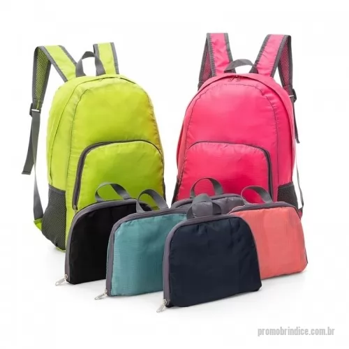 Mochila dobrável personalizada - Mochila dobrável de 25 litros confeccionada em nylon impermeável. Compacta e com abertura prática, possui compartimento principal com pequeno bolso interno, bolsos laterais em malha e bolso frontal – compartimento responsável por acomodar a mochila. Para armazenar a mochila no compartimento basta virar o bolso frontal do avesso e dobrar o tecido para melhor acomodação do material. O modo compacto possui uma alça em nylon para transporte, a mochila dispõe de alça de mão em nylon e alças ajustáveis para as costas com revestimento espumado.  Altura :  44 cm  Largura :  31,5 cm  Profundidade :  18 cm