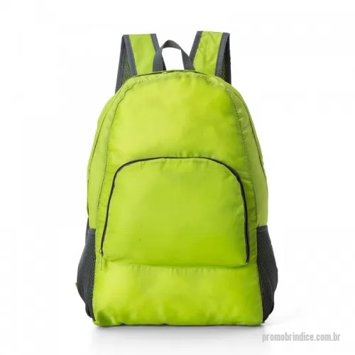 Mochila dobrável personalizada - Mochila dobrável de 25 litros confeccionada em nylon impermeável. Compacta e com abertura prática, possui compartimento principal com pequeno bolso interno, bolsos laterais em malha e bolso frontal – compartimento responsável por acomodar a mochila. Para armazenar a mochila no compartimento basta virar o bolso frontal do avesso e dobrar o tecido para melhor acomodação do material. O modo compacto possui uma alça em nylon para transporte, a mochila dispõe de alça de mão em nylon e alças ajustáveis para as costas com revestimento espumado.