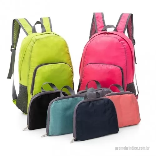 Mochila dobrável personalizada - Mochila dobrável de 21 litros confeccionada em nylon impermeável. Compacta e com abertura prática, possui compartimento principal com pequeno bolso interno, bolsos laterais em malha e bolso frontal – compartimento responsável por acomodar a mochila. Para armazenar a mochila no compartimento basta virar o bolso frontal do avesso e dobrar o tecido para melhor acomodação do material. O modo compacto possui uma alça em nylon para transporte, a mochila dispõe de alça de mão em nylon e alças ajustáveis para as costas com revestimento espumado.