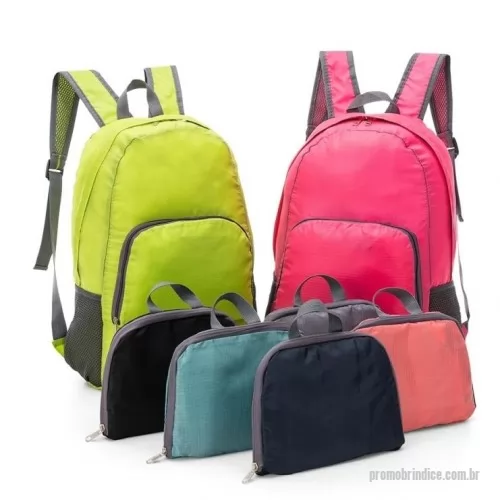 Mochila dobrável personalizada - Mochila dobrável de 21 litros confeccionada em nylon impermeável. Compacta e com abertura prática, possui compartimento principal com pequeno bolso interno, bolsos laterais em malha e bolso frontal – compartimento responsável por acomodar a mochila. Para armazenar a mochila no compartimento basta virar o bolso frontal do avesso e dobrar o tecido para melhor acomodação do material. O modo compacto possui uma alça em nylon para transporte, a mochila dispõe de alça de mão em nylon e alças ajustáveis para as costas com revestimento espumado.  Altura :  42 cm  Largura :  28 cm  Profundidade :  18 cm